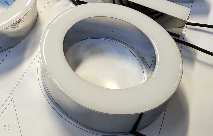 树脂字和超级字的差别主要有哪些？